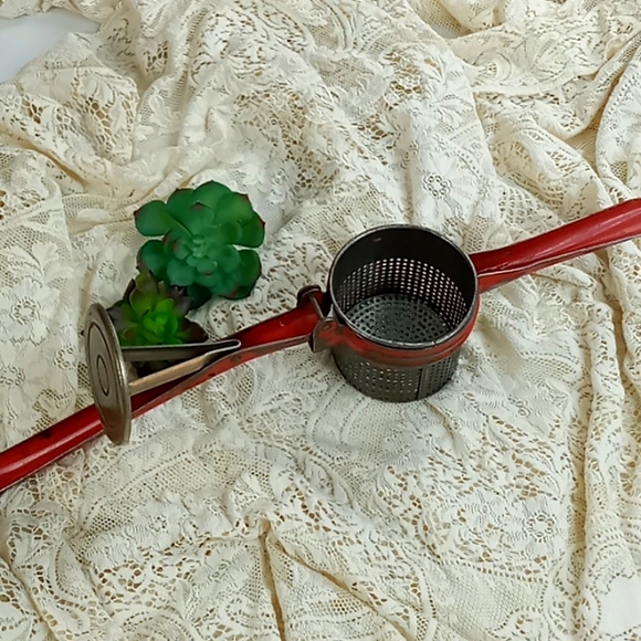 Vintage "Handy Things" Ludington Michigan Made in USA Red Potato Ricer - Picture 4 of 13